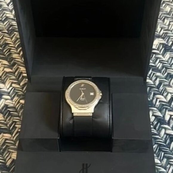 Hublot Ref. S.152.10.2 “Time doesn’t ask you to fit in, you just show up” - Picture 1 of 7